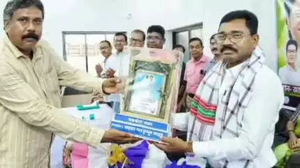ঝাড়গ্রাম: ঝাড়গ্রাম জেলা তৃণমূলের নবনিযুক্ত জেলা সভাপতি ও চেয়ারপার্সনকে সংবর্ধনা জ্ঞাপন অনুষ্ঠান ঝাড়গ্রামে, উপস্থিত সাংসদ