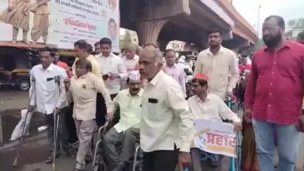 नाशिक: प्रहार दिव्यांग संघटनेच्या वतीने ना.रोड शिवाजी पुतळा येथे रास्तारोको; महसूल आयुक्त प्रवीण गेडाम यांना दिले निवेदन