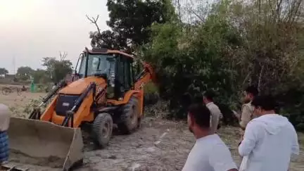 ज़मानिया: जमानिया तहसील प्रशासन ने गढही चक जहरूल्ला गांव में सार्वजनिक चकरोड पर किए गए अतिक्रमण को जेसीबी मशीन से कराया खाली