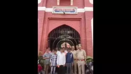 वाराणसी में काशी विश्वनाथ मंदिर गेट से 11 फर्जी पुजारी पांडा गिरफ्तार