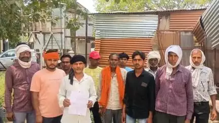माधौगढ़: धमना गांव में भीषण गर्मी में पानी की समस्या,सप्लाई न आने से ग्रामीण परेशान एसडीएम से की शिकायत #jansamasya