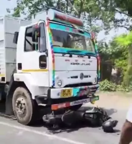 सरायरंजन: मुसरीघरारी एनएच 28 पर भीषण सड़क हादसा, ट्रक की चपेट में आया बाइक सवार युवक
