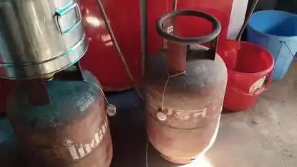 উদয়পুর: উদয়পুরের বিভিন্ন জায়গায় হানা দিয়ে উদ্ধার করা হলো বেনামী গ্যাস সিলিন্ডার খাদ্য দপ্তরের উদ্যোগে