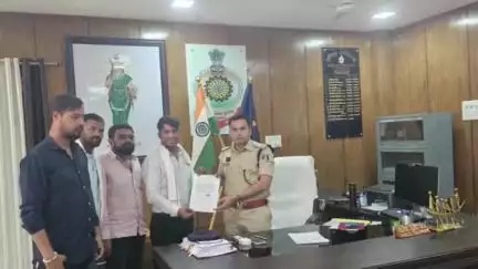 बालोद: बालोद में दुर्घटनाएं रोकने के लिए युवा कांग्रेस के नेता और पार्षद सुमित शर्मा ने एसपी को सौंपा ज्ञापन