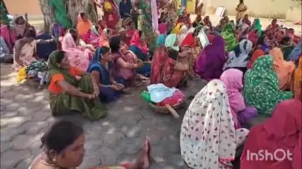 दुर्ग: ग्राम खमरिया में मनरेगा के अंतर्गत काम करने वाले महिलाओं ने किया धरना #jansamasya