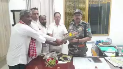 पाटन: पलामू: जनता दल यूनाइटेड के जिलाध्यक्ष मनोज कुमार दुबे ने डीआईजी नौशाद आलम को गुलदस्ता भेंट किया