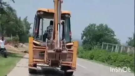 लखनपुर: NH 130 नवापारा में अज्ञात वाहन ने गर्भवती गाय को ठोकर मारकर 50 मीटर घसीटा, पेट फटा बछड़ा और गाय दोनों की मौत