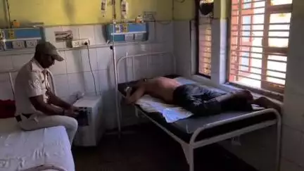 सैदपुर: औड़िहार जंक्शन पर कृषक एक्सप्रेस में मरणासन्न मिले जहरखुरानी के शिकार यात्री को गंभीर हालत में किया गया रेफर