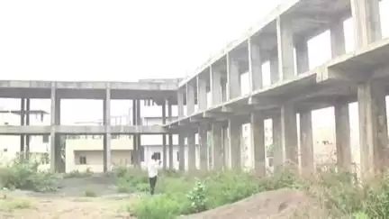 అదిలాబాద్ అర్బన్: అదిలాబాదులోని  ఇంటిగ్రేటెడ్ మార్కెట్తో పాటు వసతి గృహాల నిర్మాణాలను పరిశీలించిన మాజీమంత్రి