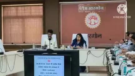 खरगौन: खरगोन कलेक्टर भव्या मित्तल ने विद्युत मंडल के अधिकारी और ठेकेदारों के साथ बैठक की