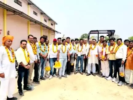 नरवर: क्षेत्रीय विधायक ने नरवर की ग्राम पंचायतों में पानी के टैंकर वितरित किए