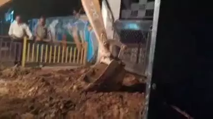 सोहागपुर: जिला जेल के मेन गेट पर सीएमओ के निर्देश पर नाले की जेसीबी से सफाई, बारिश से पहले नगर पालिका का सफाई पर ज़ोर