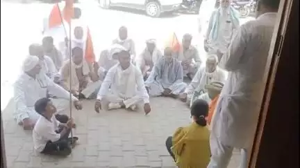 टिब्बी: नकली खाद बीज प्रकरण को लेकर कृषि मंत्री के नाम सौंपा ज्ञापन, टिब्बी उपखंड कार्यालय पर भारतीय किसान संघ ने किया प्रदर्शन