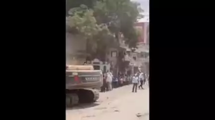 रोहनिया में गरजा PWD का बुलडोजर