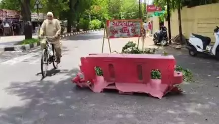 વડોદરા ઉત્તર: વડોદરા શહેરના પશ્ચિમ વિસ્તારમાં આવેલ મનીષા ચોકડી થી વાસના રોડ જતા માર્ગ પર ભુવો પડવાની સ્થિતિ સર્જાઇ.