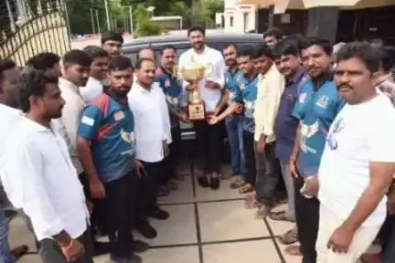 పులివెందుల: పులివెందులలో జర్నలిస్టు క్రికెట్ టీంను అభినందించిన కడప పార్లమెంటు సభ్యులు వైఎస్ అవినాష్ రెడ్డి