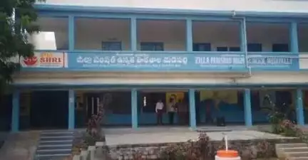 మేడ్చల్: మేడిపల్లి జిల్లా పరిషత్ ఉన్నత పాఠశాలలో పాటలు పెట్టి పిల్లలను ఆహ్వానించిన ఉపాధ్యాయులు