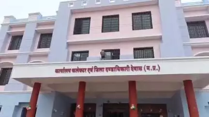 देवास: लोक सेवा गारंटी में समय सीमा पर निराकरण न करने पर देवास जिले के 8 तहसीलदारों पर अर्थदंड लगाया गया