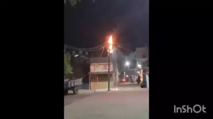 पाटन: नगर परिषद के सामने बिजली के पोल में लगी आग, वीडियो वायरल, बड़ा हादसा टला