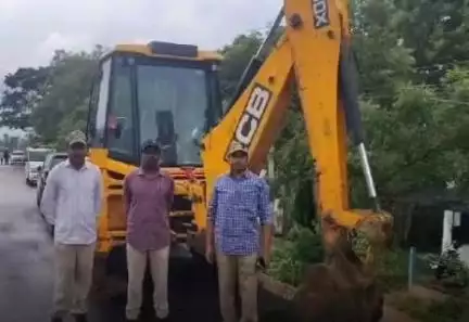 నాగిరెడ్డిపేట: నాగిరెడ్డిపేట మండలం ఫారెస్ట్ రేంజ్ పరిధిలో అటవీ భూమిని చదును చేస్తున్న జెసిబిని సీజ్ చేసిన అధికారులు