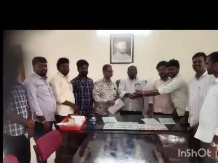 శంకరంపేట ఏ: ఎంపీడీవోకు ట్రాక్టర్ల తాళాలు అందజేసిన గ్రామపంచాయతీ కార్యదర్శులు