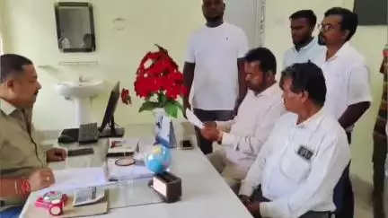 ଦେବଗଡ: ଆଂଚଳିକ ପରିବହନ ଅଧିକାରୀଙ୍କ କାର୍ଯ୍ୟାଳୟରେ ଜିଲ୍ଲା ଛାତ୍ର କଂଗ୍ରେସ ପକ୍ଷରୁ ରାଜ୍ୟପାଳଙ୍କ ଉଦ୍ଦେଶ୍ୟରେ ଦାବିପତ୍ର