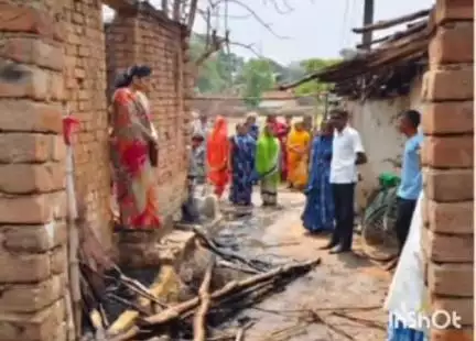 गोंदिया: जि.प.सदस्य उषाताईंनी घेतली अरकरा कुटुंबीयांची सांत्वन भेट तुमडीकसा येथे आगीत चार भावांचा कुटुंब झाला होता भस्मराख