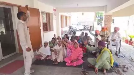 ਕੋਟਕਪੂਰਾ ਰੋਡ ਤੇ ਪੰਜਾਬ ਖੇਤ ਮਜ਼ਦੂਰ ਯੂਨੀਅਨ ਨੇ ਜ਼ਿਲ੍ਹਾ ਪਰਿਸ਼ਦ ਦਫਤਰ ਅੱਗੇ ਦਿੱਤਾ ਧਰਨਾ, ਕੰਮ ਨਾ ਦੇਣ ਤੇ ਰੋਸ਼ 
#jansamasya