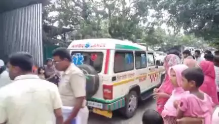 ফরাক্কা: ৫ জন যাত্রী নিয়ে জাতীয় সড়কের পাশে থাকা নয়নজলিতে উল্টে গেলো চার চাকা গাড়ি মৃত্যু হল এক ছাত্রীর