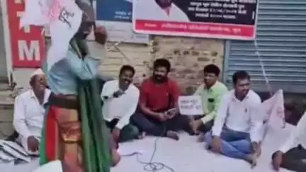 भूम: बच्चू कडू यांच्या आंदोलनाला भूम शहरातील गोलाई चौक येथे आंदोलन करून प्रहार जनशक्ती पक्षाने दिला पाठिंबा