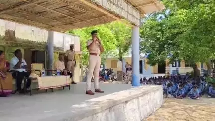 கண்டச்சிபுரம்: கண்டாச்சிபுரம் பேருந்து நிலையம் அருகே பள்ளி மாணவர்கள் தாக்கிக் கொண்ட விவகாரத்தில் விழுப்புரம் மாவட்ட எஸ்பி நேரில் அறிவுரை