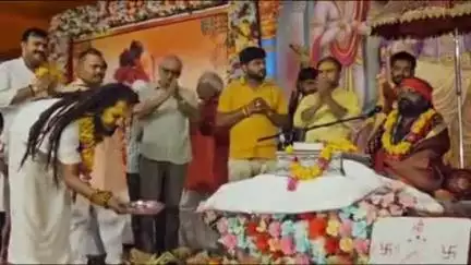 छतरपुर: बोड़ा गांव में चल रही रामकथा में अतुलेशानंद महाराज ने मानव उत्पत्ति के प्रसंग का वर्णन किया