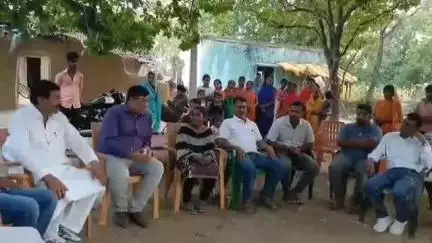टंडवा: विधायक उज्जवल दास पहुंचे पंदनी गांव, 12वीं आर्ट्स परीक्षा में प्रखंड टॉपर सुहानी को किया सम्मानित