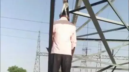 नारनौल: महेंद्रगढ़ जिले के आजमनगर गांव में किसान ने बिजली के खंभे से लटककर की आत्महत्या
