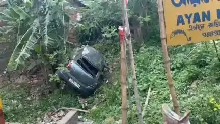 ফরাক্কা: আলিনগরে ১২ জাতীয় সড়কের কাছে গাড়ি উল্টে মৃত ১ আহত ২