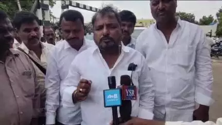 ఏడుగురాళ్లపల్లిలోహత్యాచారానికి వారి కుటుంబ సభ్యులు కూడా పరామర్శించకూడదా నాగసముద్రం వద్ద మాజీ మంత్రి శైలజానాథ్