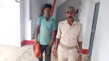 पुपरी: सुरसंड के हरि चौक पर पुपरी पुलिस ने 420 बोतल नेपाली शराब के साथ एक तस्कर को किया गिरफ्तार