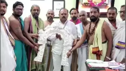 అన్నవరంలో క్షేత్రపాలక రాములవారికి రెండు కేజీల 340 గ్రాములు వెండితో మకర తోరణం అందించిన వ్రత పురోహితులు
