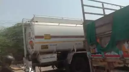 जामनगर बाईपास पर पौधों में डाल रहे पानी के टैंकर में नमक से भरा हुआ ट्रक पीछे से मारी जोरदार टक्कर ट्रैफिक जाम हो रहा है