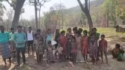 ओडगी: चांदनी बिहारपुर क्षेत्र के 5 गांवों में उचित मूल्य दुकान से 4 महीने का राशन किया गया वितरण