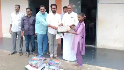 నందికొట్కూరు నియోజకవర్గం లోని పాఠశాలలో పుస్తకాల పంపిణీ కార్యక్రమంలో పాల్గొన్న: తెలుగుదేశం పార్టీ నాయకులు