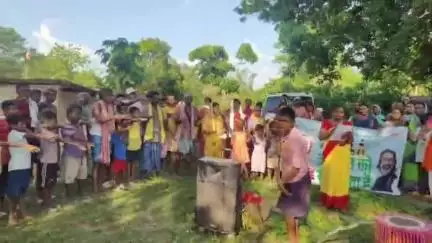 कुरडेग: कुरडेग में सूचना एवं जनसंपर्क विभाग के कलाकारों ने गीत-संगीत से नशा मुक्ति के लिए चलाया जागरूकता अभियान