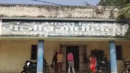 रहुई: मनरेगा कार्यालय रहुई में पीआरएस और वन पोषक आपस में भिड़े, कार्यालय बना अखाड़ा