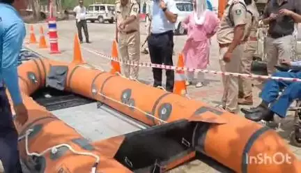 गुना नगर: सिंगवासा तालाब पर कलेक्टर ने बाढ़ आपदा प्रबंधन की तैयारी परखी, बाढ़ राहत उपकरणों का प्रदर्शन किया