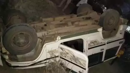दलौदा: दलोदा शुगर मिल के पांडे मोड़ पर बोलेरो कार खाई में पलटी, बड़ा हादसा टला