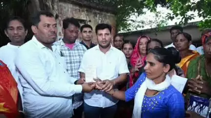 ଛତ୍ରପୁର: ଛତ୍ରପୁର ବ୍ଲକ କାର୍ଯ୍ୟାଳୟ ପରିସରରେ ନୂତନ ହିତାଧିକାରୀଙ୍କୁ ରାସନ୍ କାର୍ଡ ବଣ୍ଟନ କଲେ ବିଧାୟକ