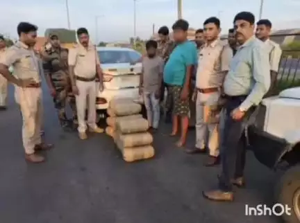 উলুবেড়িয়া ১: উলুবেরিয়া থানার পুলিশ উলুবেরিয়া এলাকা থেকে ৭২ কেজি গাঁজা সমেত দুজনকে গ্রেফতার করলো