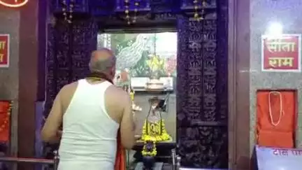 बांधवगढ़: प्राचीन कल्चुरी कालीन सगरा मंदिर में पुजारी जी ने श्रद्धा भाव से की संध्या आरती