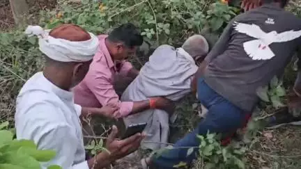 स्वार: मुंशीगंज के पास पत्रकारों रवि सैनी व गुलफाम बक्श ने दिखाई मानवता, खाई में गिरे बुजुर्ग को बचाया
