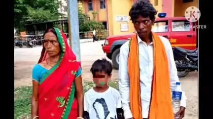 पदमा: आरसी मिशन पब्लिक स्कूल से भागा छात्र बरही में मिला, समाजसेवी ने परिजनों को सुरक्षित सौंपा